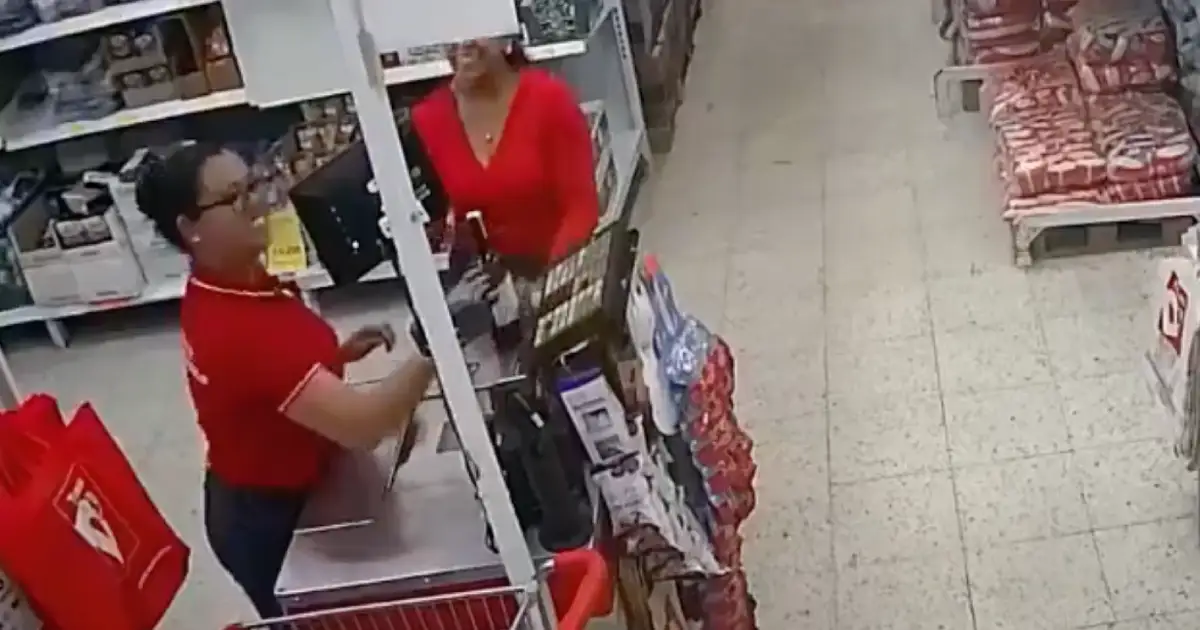 Cajera fue amenazada con cuchillo en el cuello en una tienda D1